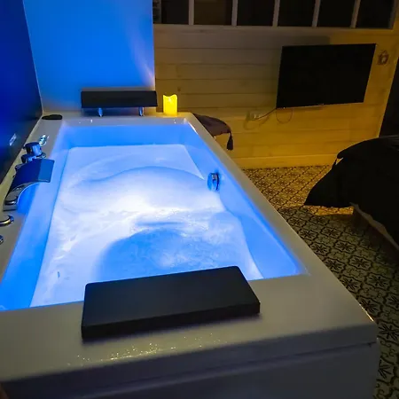 Youmi - Calme Avec Jacuzzi Et Clim A 5min De La Comedie, Tram A 200m